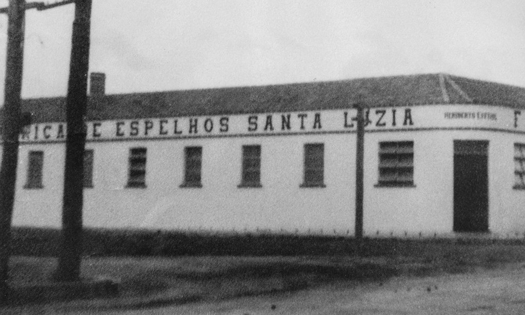 Em 1942 a Santa Luzia é fundada por João Effting, que viria a se tornar o maior parque industrial moldureiro Sulamericano.