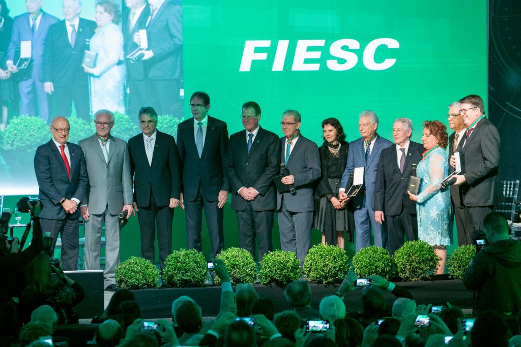 Industriais homenageados e autoridades durante cerimônia na FIESC (foto: Marcos Campos)