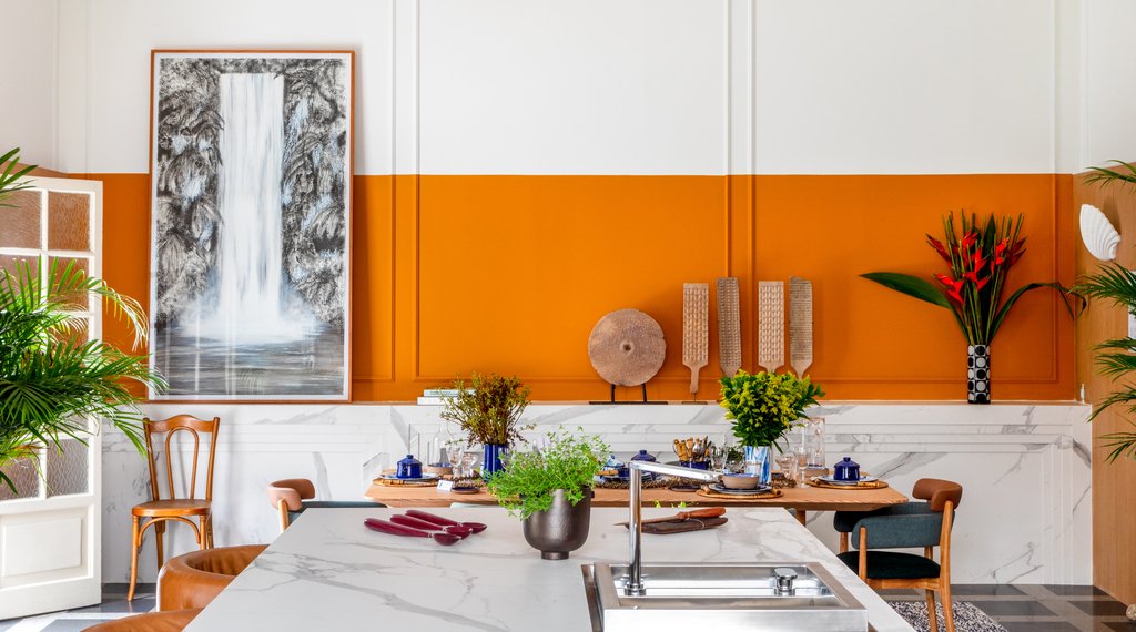 Exemplo de harmonização com cores complementares — laranja, verde e azul — aplicadas em uma cozinha.