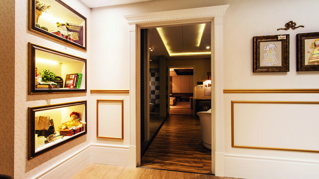 Moldura boiserie, feita com materiais de alta qualidade pela Santa Luzia, aplicada em uma decoração clássica.