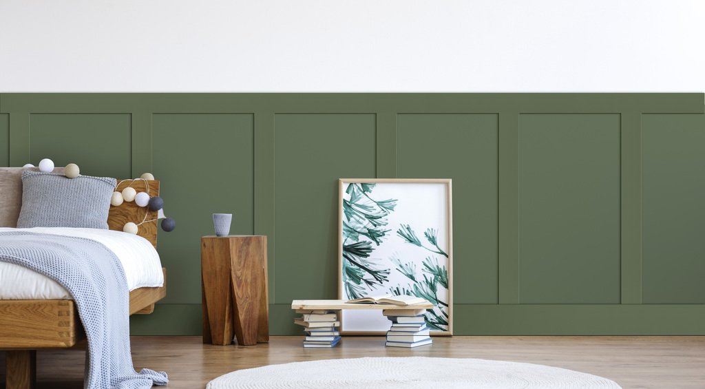 Decoração colorida em tons de verde e branco aplicada nas paredes e acabamentos de um quarto.