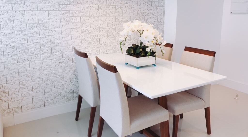 A decoração escandinava é caracterizada pelas paredes, revestimentos e móveis brancos.