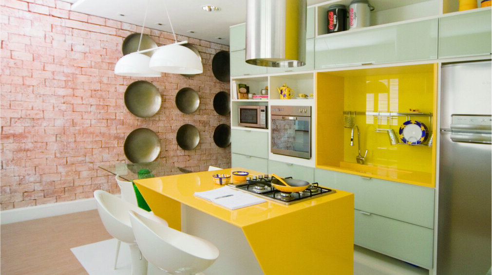 Iluminação residencial com luz branca em uma cozinha decorada em tons de amarelo.