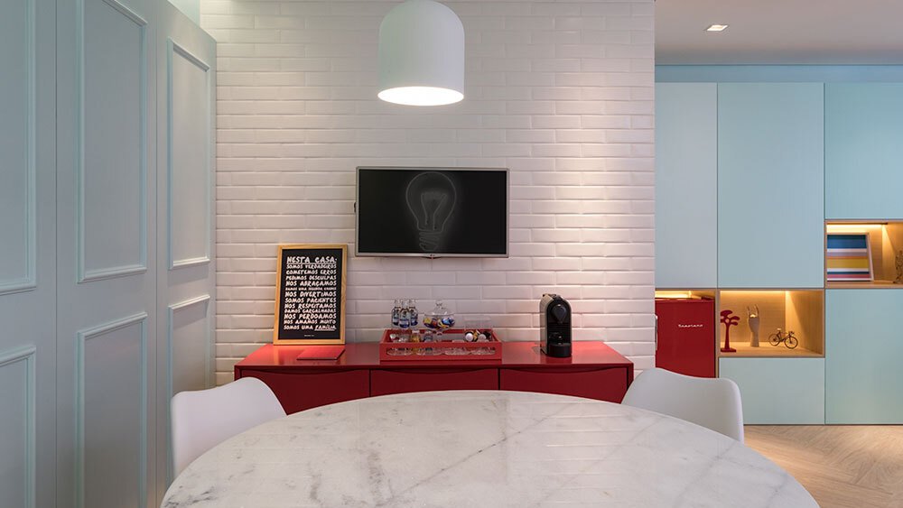 Truques para ampliar ambientes pequenos aplicados em uma cozinha decorada em tons claros.