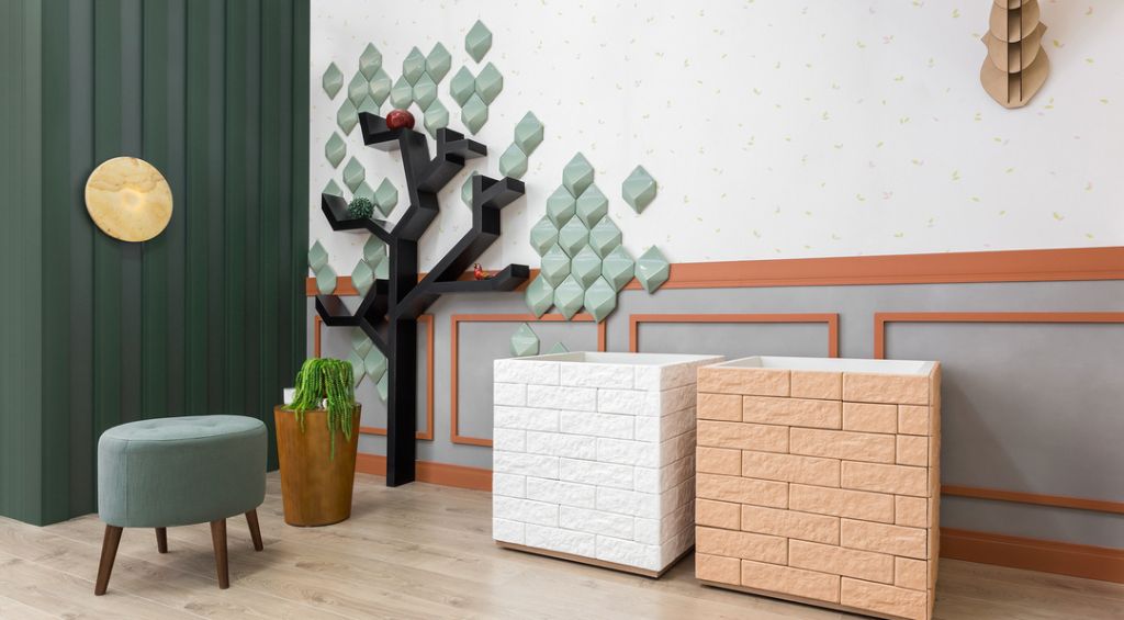 Decoração de interiores aplicada em um quarto de criança decorado com formas geométricas.