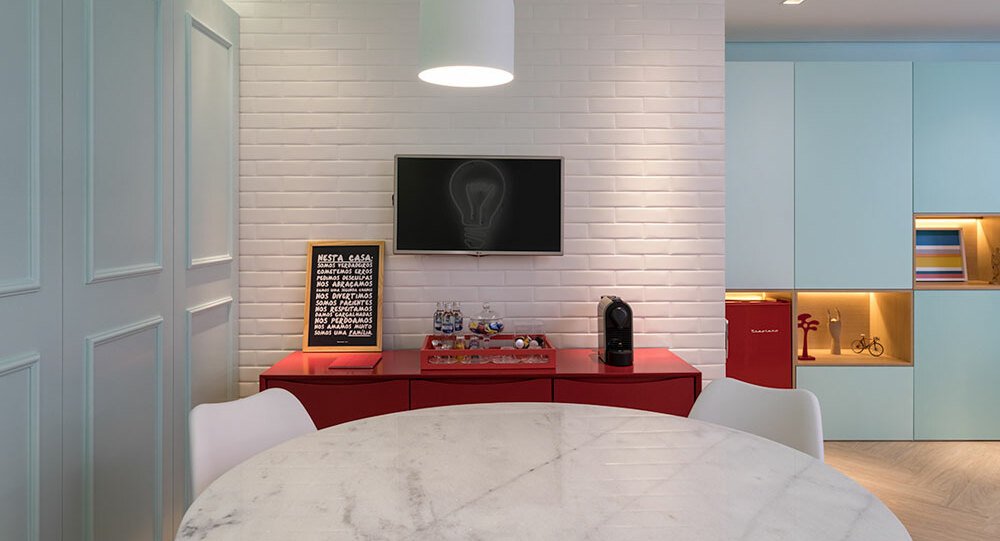 Decoração de interiores aplicada para ampliar o espaço de uma cozinha decorada com o estilo moderno.
