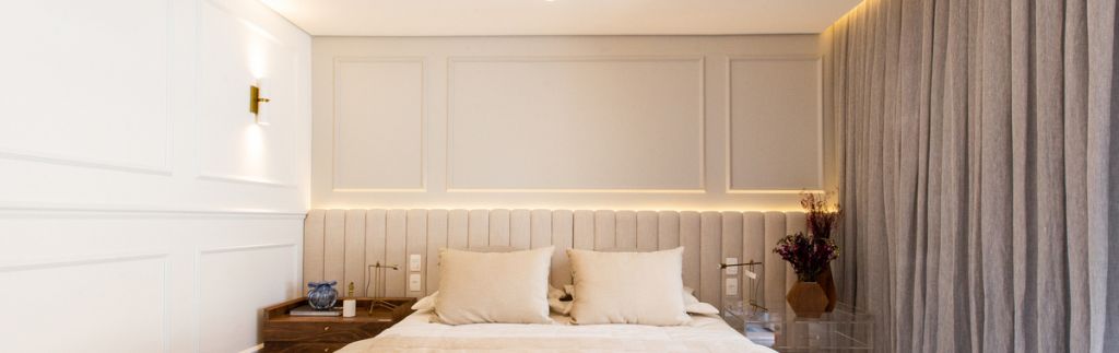Boiserie de poliestireno aplicado em um quarto de dormir decorado no estilo clássico.