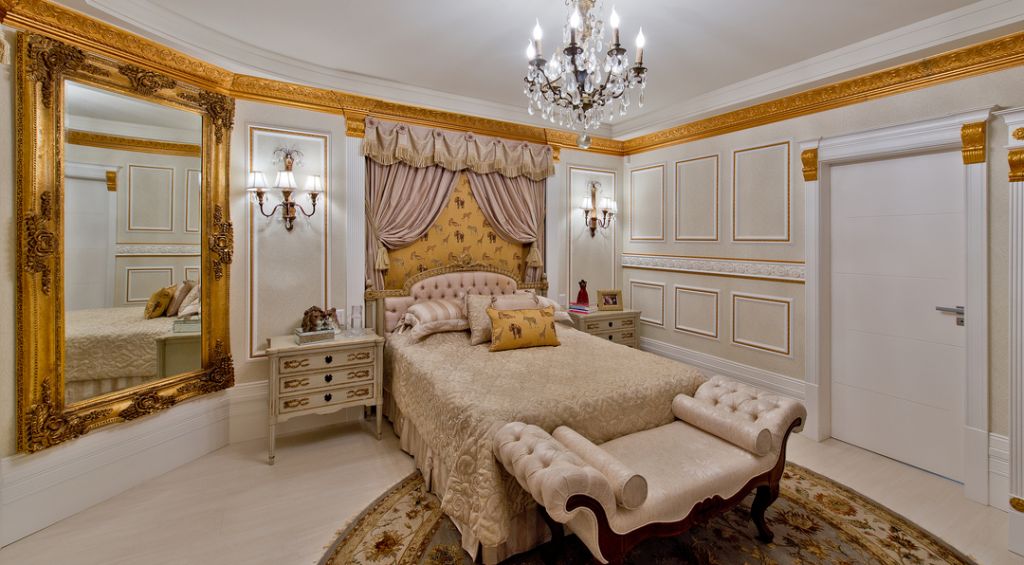 Boiserie de poliestireno aplicado em um quarto de dormir com decoração clássica.