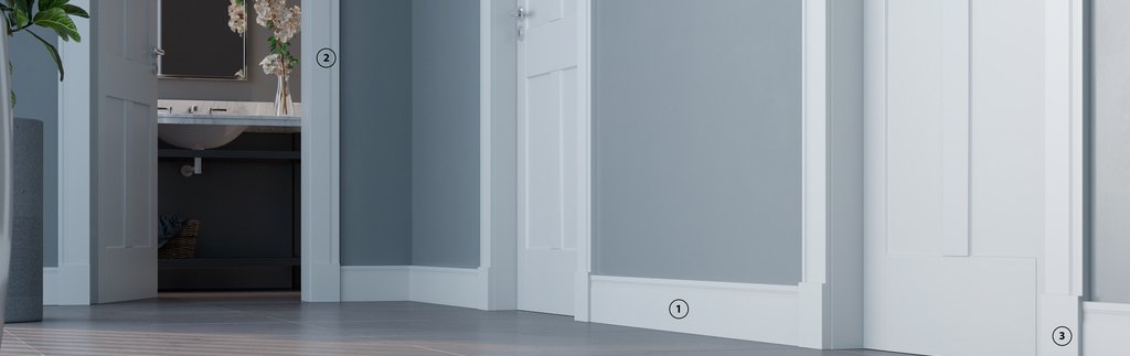 Imagem de um corredor em tons de cinza e branco. Nela há duas portas fechadas e uma aberta com sócalos e rosetas, simbolizando o processo de acabamento de uma obra.