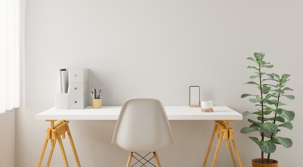 Projeto de decoração com mesa, planta e itens de escritório.