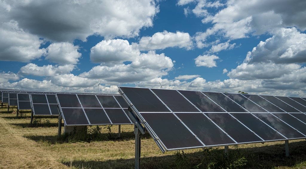 Painéis de energia renovável simbolizando as casas do futuro.