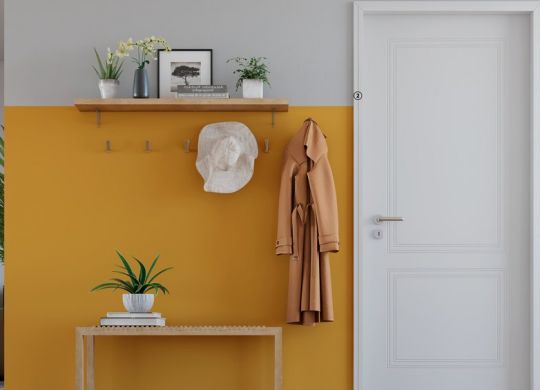 Batente de porta em parede decorada amarela