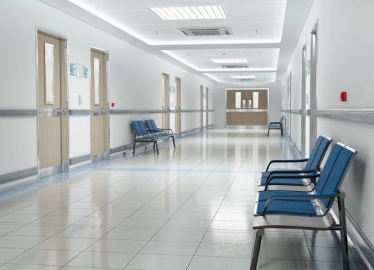Proyecto de hospital: la imagen muestra un corredor de hospital.