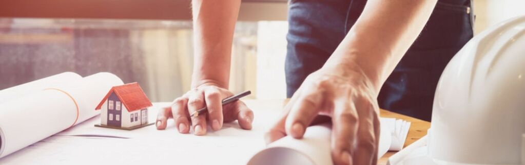 Profissional trabalhando em tipos de projeto de arquitetura em escritório