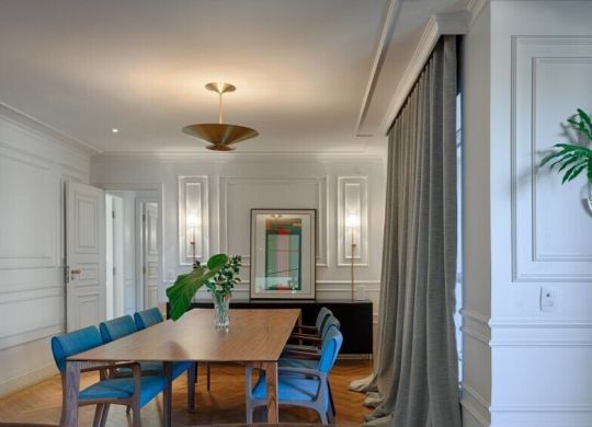 Bauhaus: imagem mostra sala de jantar com cadeiras azuis.