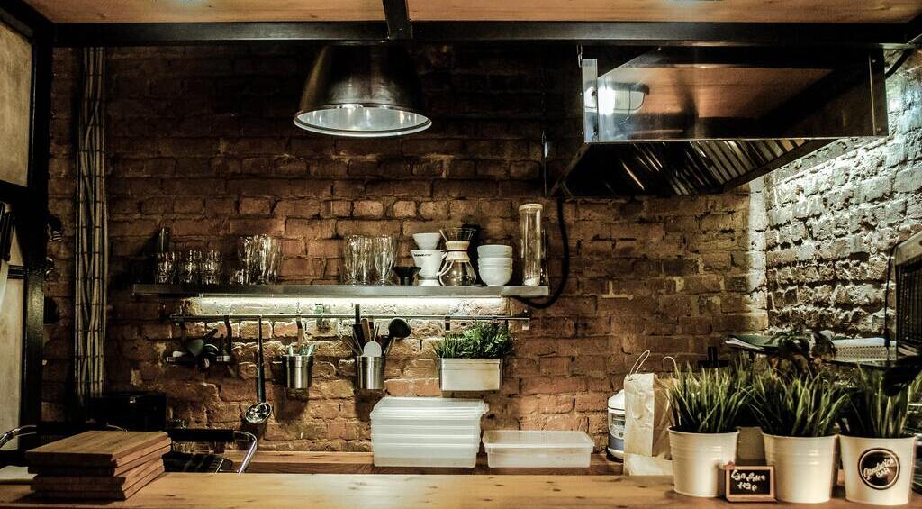 Pavimentos para restaurantes: la imagen muestra el revestimiento de piedra en una cocina con decoración rústica. 