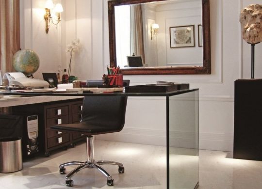 Projeto de arquitetura: imagem mostra sala com cadeira, espelho e mesa.
