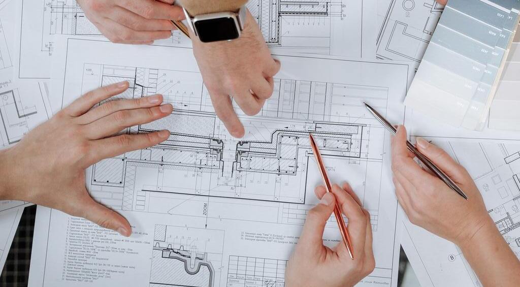 Projeto de arquitetura: imagem mostra esboços de arquitetura, em ambiente interno.