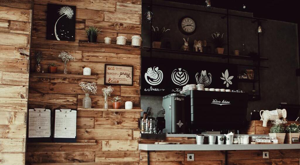 Revestimento para restaurante: imagem mostra parede de cozinha com madeira.