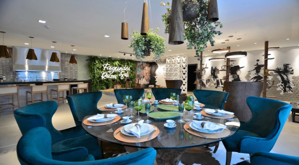 La imagen muestra un comedor con paredes de azulejos.