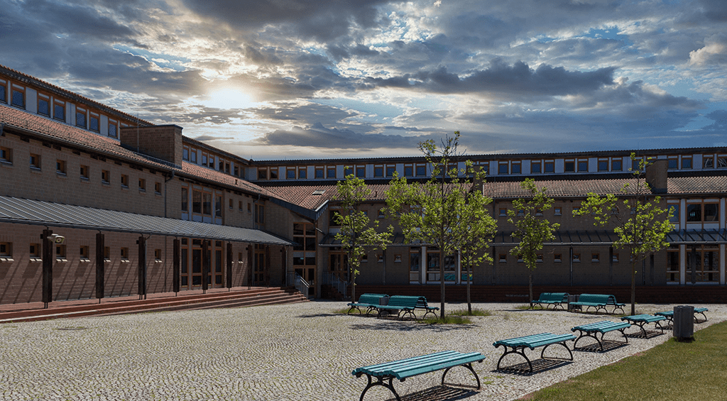 Benches and trees are good elements to compose a school facade.