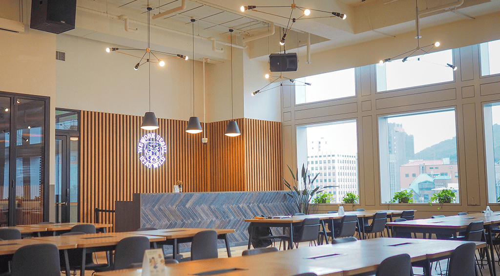 The cafeteria needs to be well lit and easy to clean, combining this with relaxing decorative elements to provide comfort during the break.
