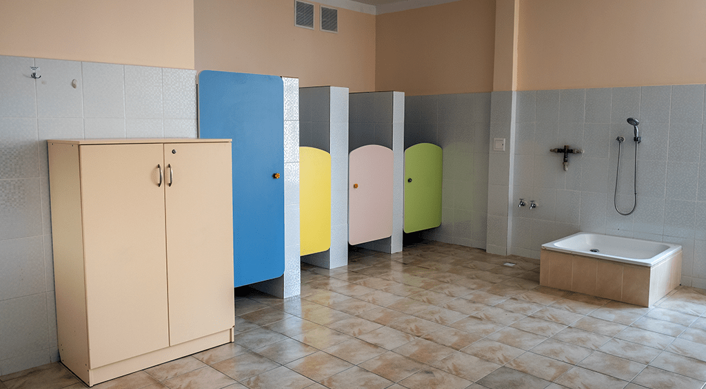 A decoração do banheiro depende muito da faixa etária dos alunos.