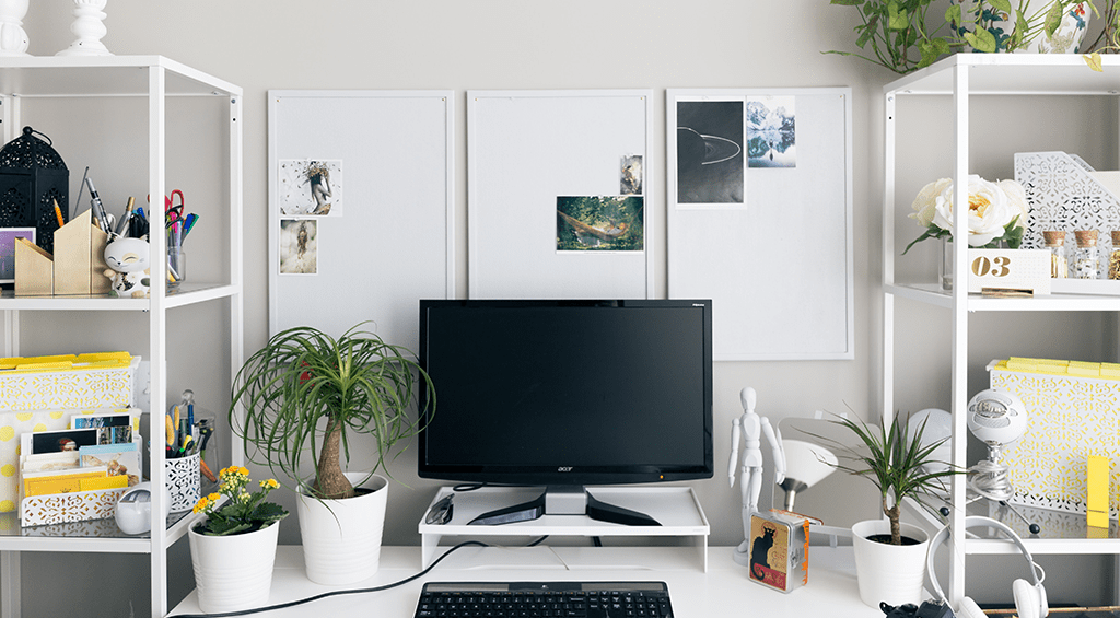 Para quem quer decorar o ambiente home office, mas sem muitos itens que causam distração, vale a pena investir em cores neutras junto a uma decoração colorida.