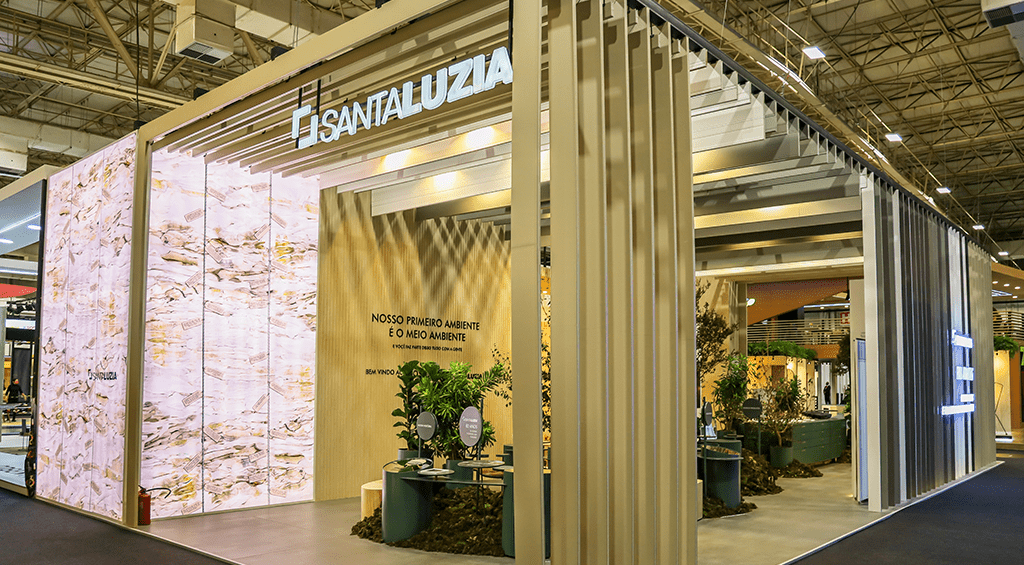 O estande da Santa Luzia na Expo Revestir 2022 exibiu várias amostras de revestimentos ideais para o seu hall de entrada.