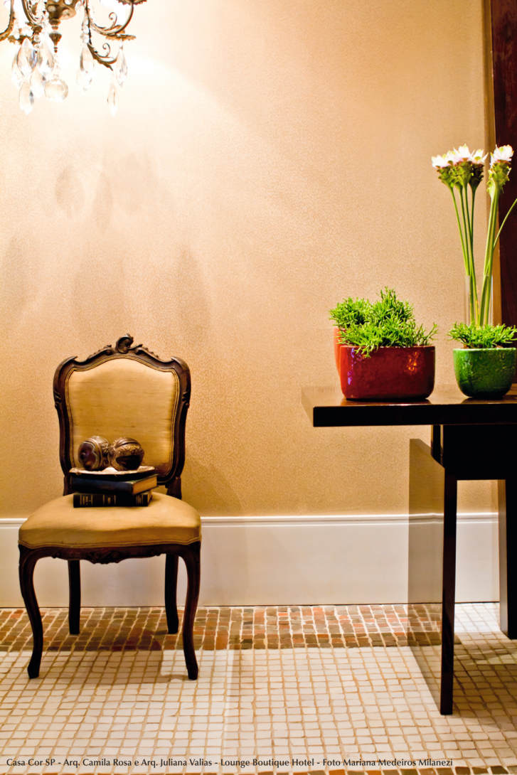 cadeira com objetos de decoração e mesa com plantas