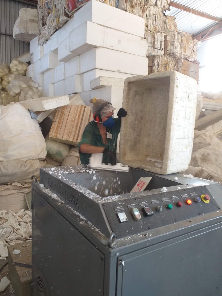 Reciclagem de EPS nas fábricas Santa Luzia.