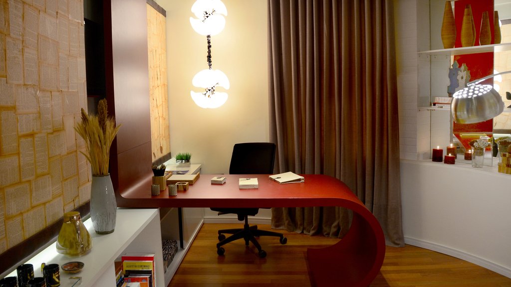 Mesa vermelha com design moderno e funcional para decoração em home office.