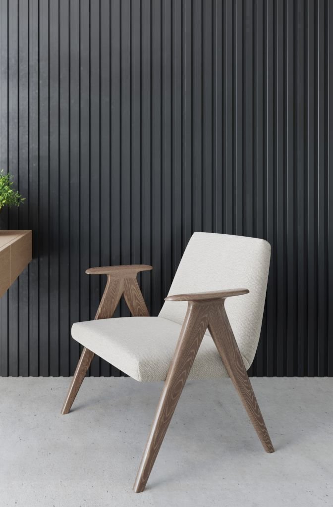 Decoração sustentável com painel ripado preto e uma cadeira branca.