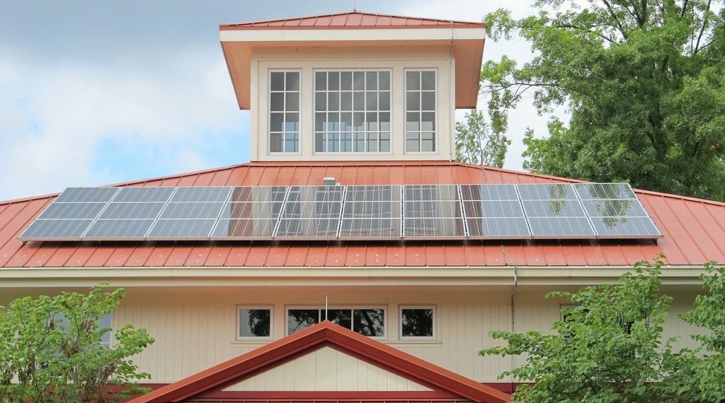 O sistema de energia solar é uma ótima alternativa para economizar energia e contribuir com uma construção sustentável.