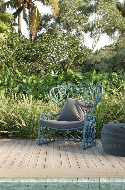 Deck ecológico aplicado em um jardim com uma cadeira azul e uma almofada ao lado.