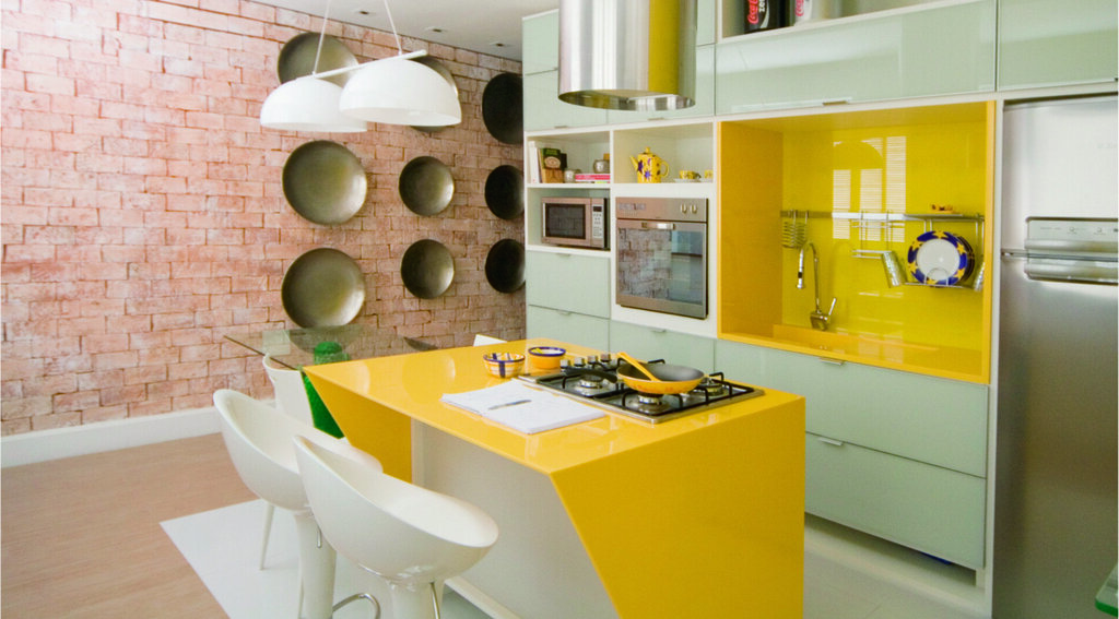 Elementos geométricos aplicados nos objetos de uma cozinha decorada em tons de amarelo e branco.