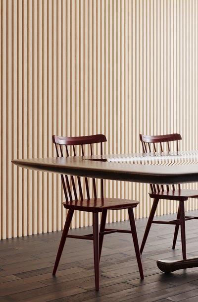 Madeira pinus aplicado em uma sala de jantar com ripado afim de melhorar a iluminação do ambiente.