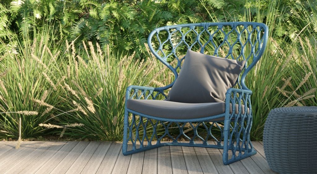 Jardim em casa decorado com uma cadeira azul e piso Ecodeck.