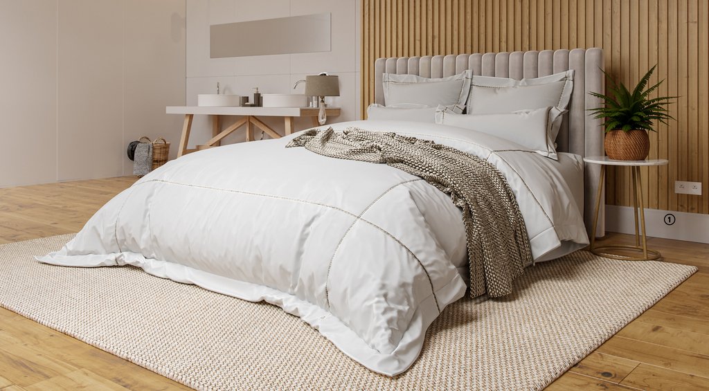 Imagem ambientada de quarto com textura ripado de madeira. Ao centro uma cama de casal com travesseiros e coberta branca. Exemplificando como decorar uma casa nova.