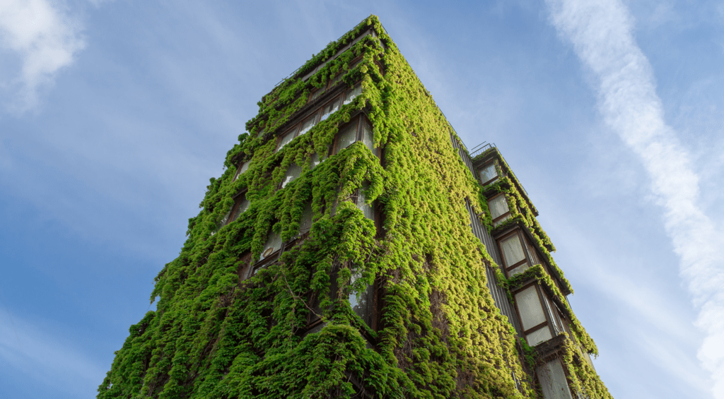 Green building com o céu aberto ao fundo.