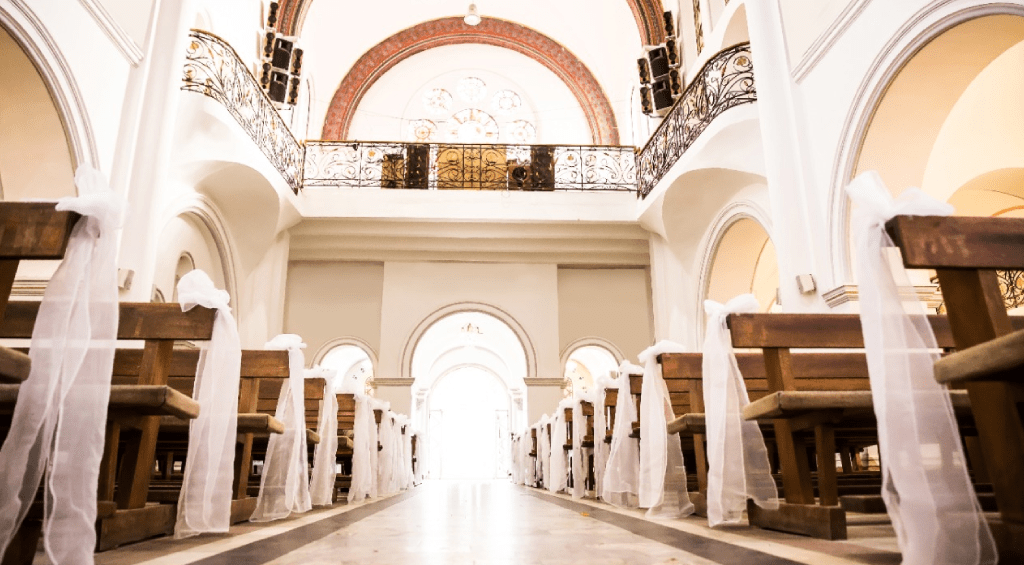 Uma boa iluminação e planejamento de espaço são elementos importantes no projeto de arquitetura de uma igreja.