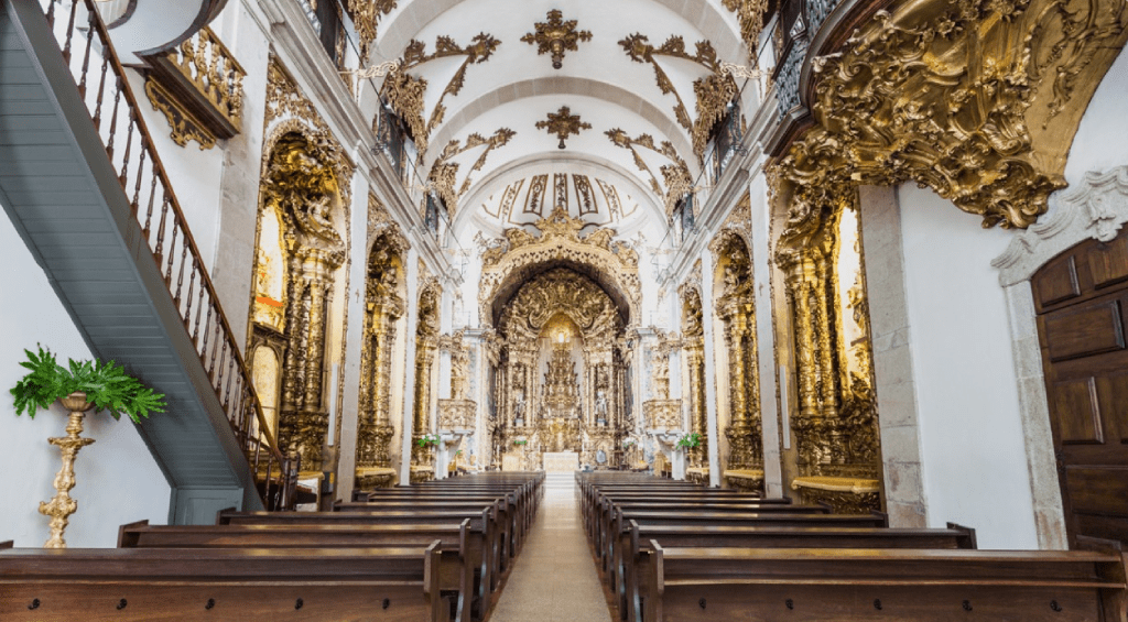 Os materiais usados no acabamento da igreja podem variar de acordo com as suas necessidades.