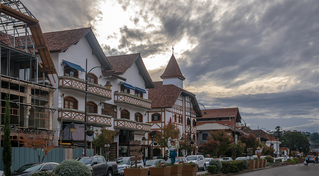 Construções em arquitetura enxaimel na cidade de Gramado, no Rio Grande do Sul.