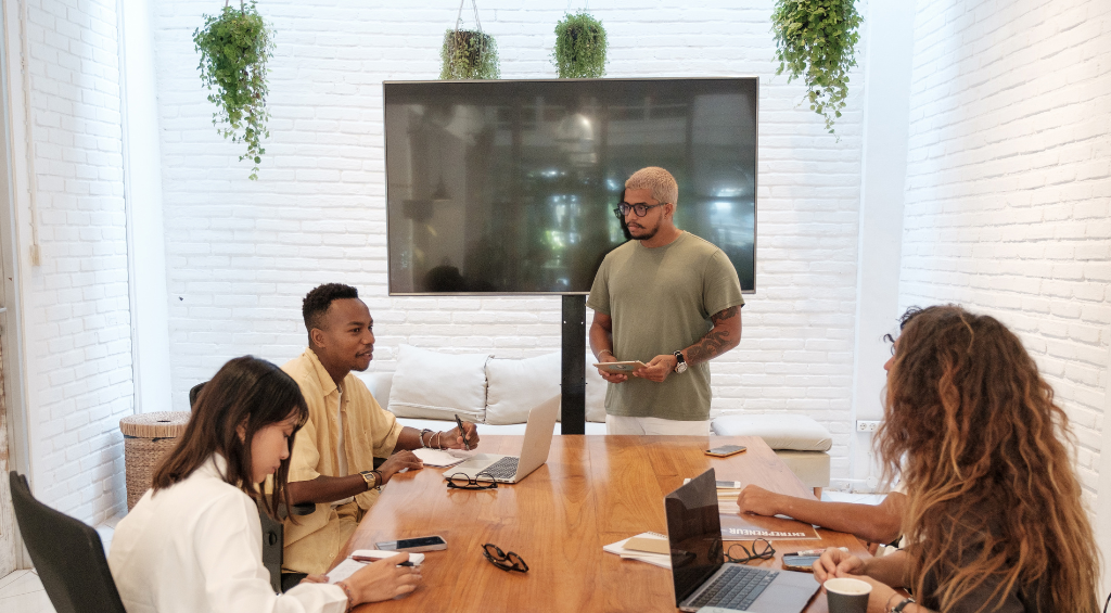 Espaço de coworking bem decorado com espaço para reuniões.