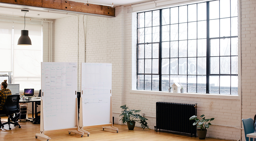 Espaço de coworking bom decoração minimalista e janelas amplas.