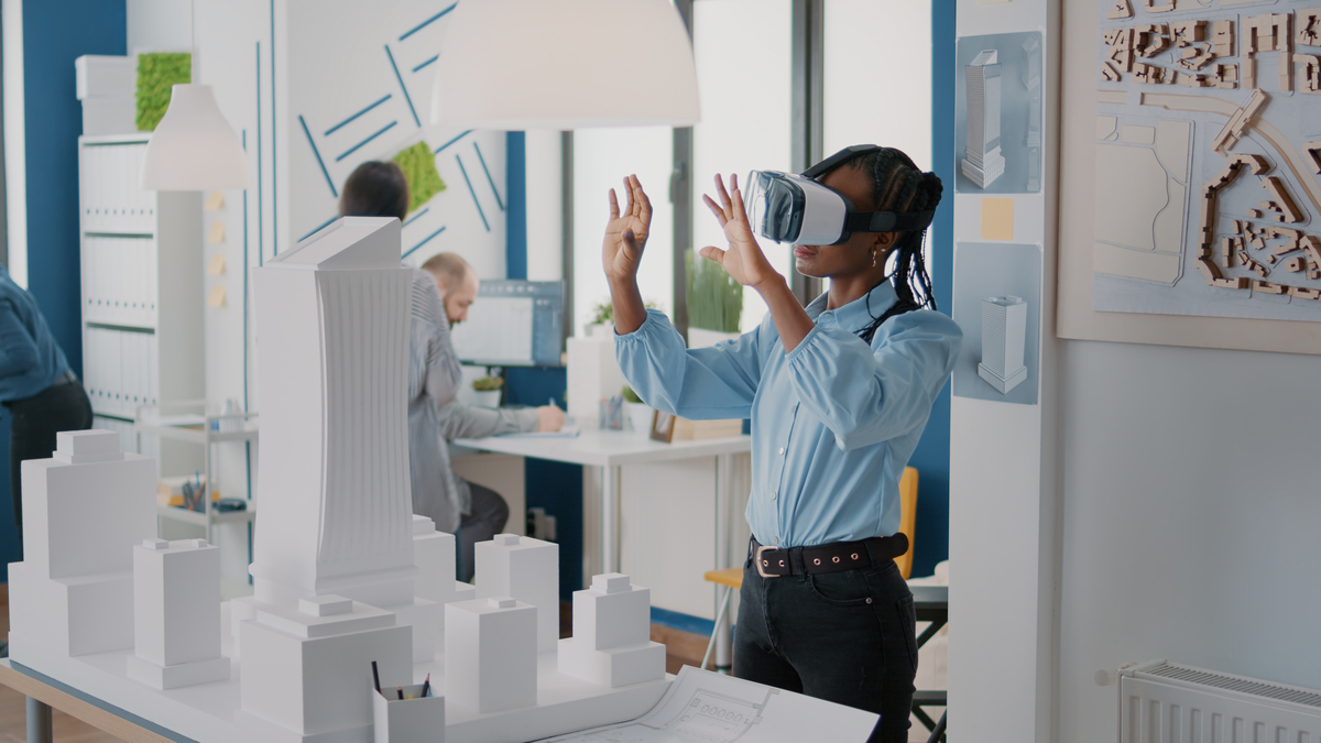 Colaboradora usando óculos de realidade virtual na arquitetura.