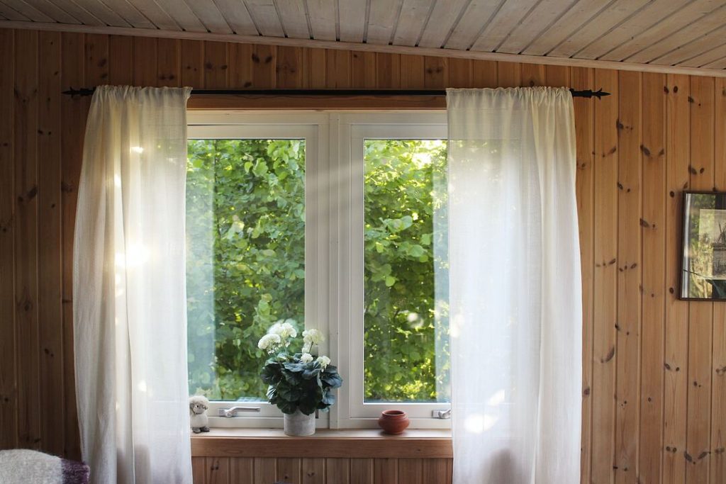 janela decorada com a decoracao cottagecore