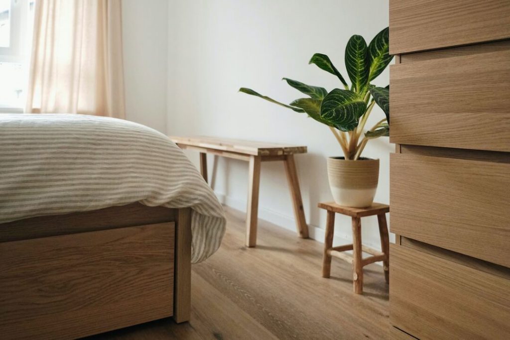 canto de quarto com cama, cômoda e banquinhos de madeira para uma decoracao cottagecore