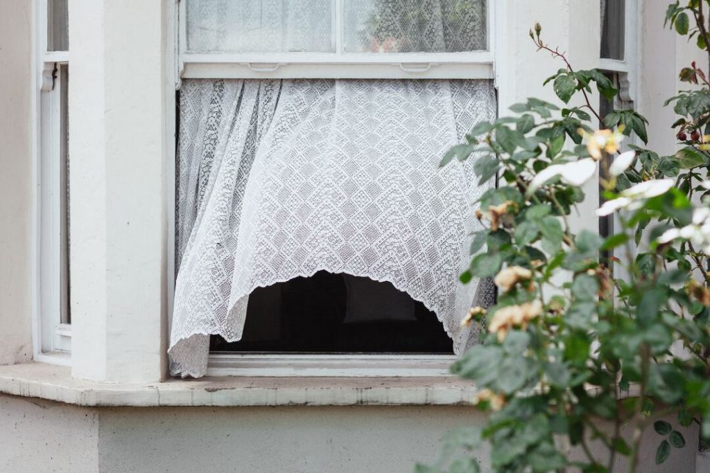 janela com cortina de renda para uma decoracao cottagecore