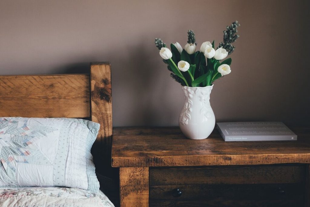 cama e mesa de cabeceira para de madeira para uma decoracao cottagecore